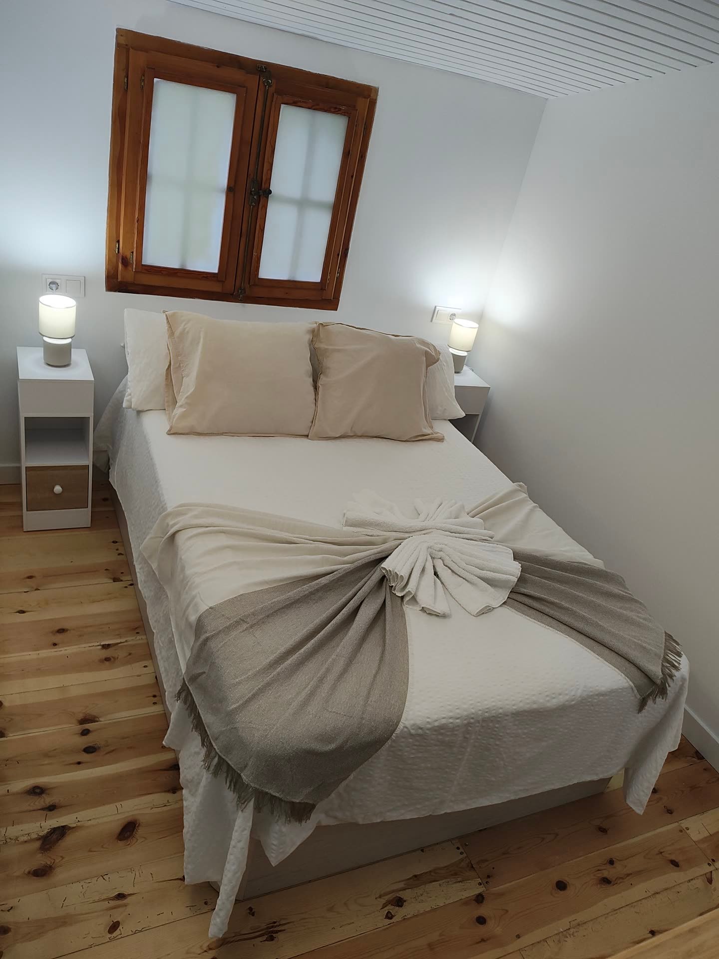 Dormitorio principal con cama de matrimonio