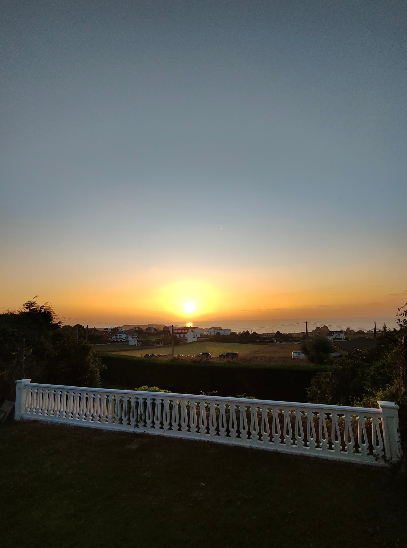 Puesta de sol sobre el mar Cantábrico vista desde el jardín de Vista Costa Quebrada
